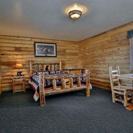 Wolf Den Log Cabin Motel And Rv Park Thayne Exterior photo