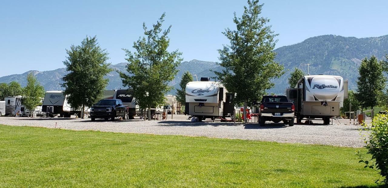 Wolf Den Log Cabin Motel And Rv Park Thayne Exterior photo