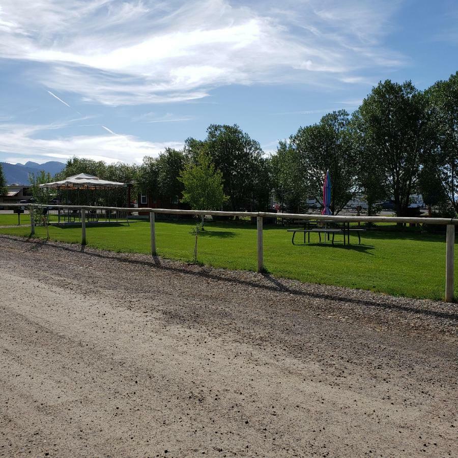 Wolf Den Log Cabin Motel And Rv Park Thayne Exterior photo